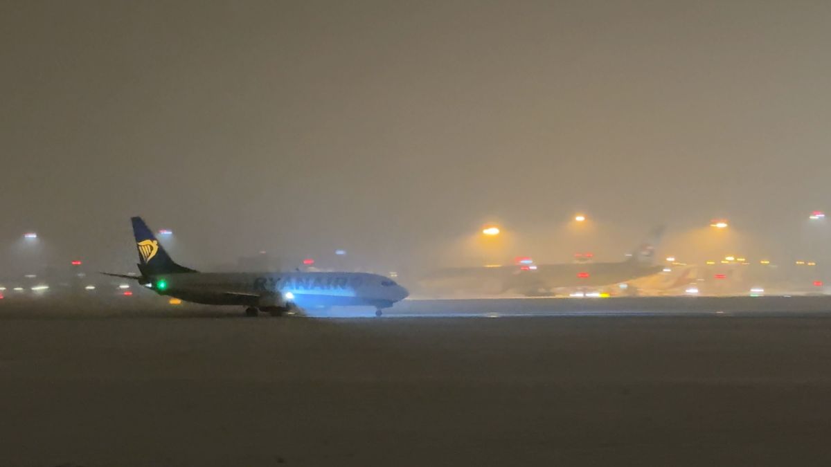 Sníh komplikuje dopravu, napilno mají i na letišti